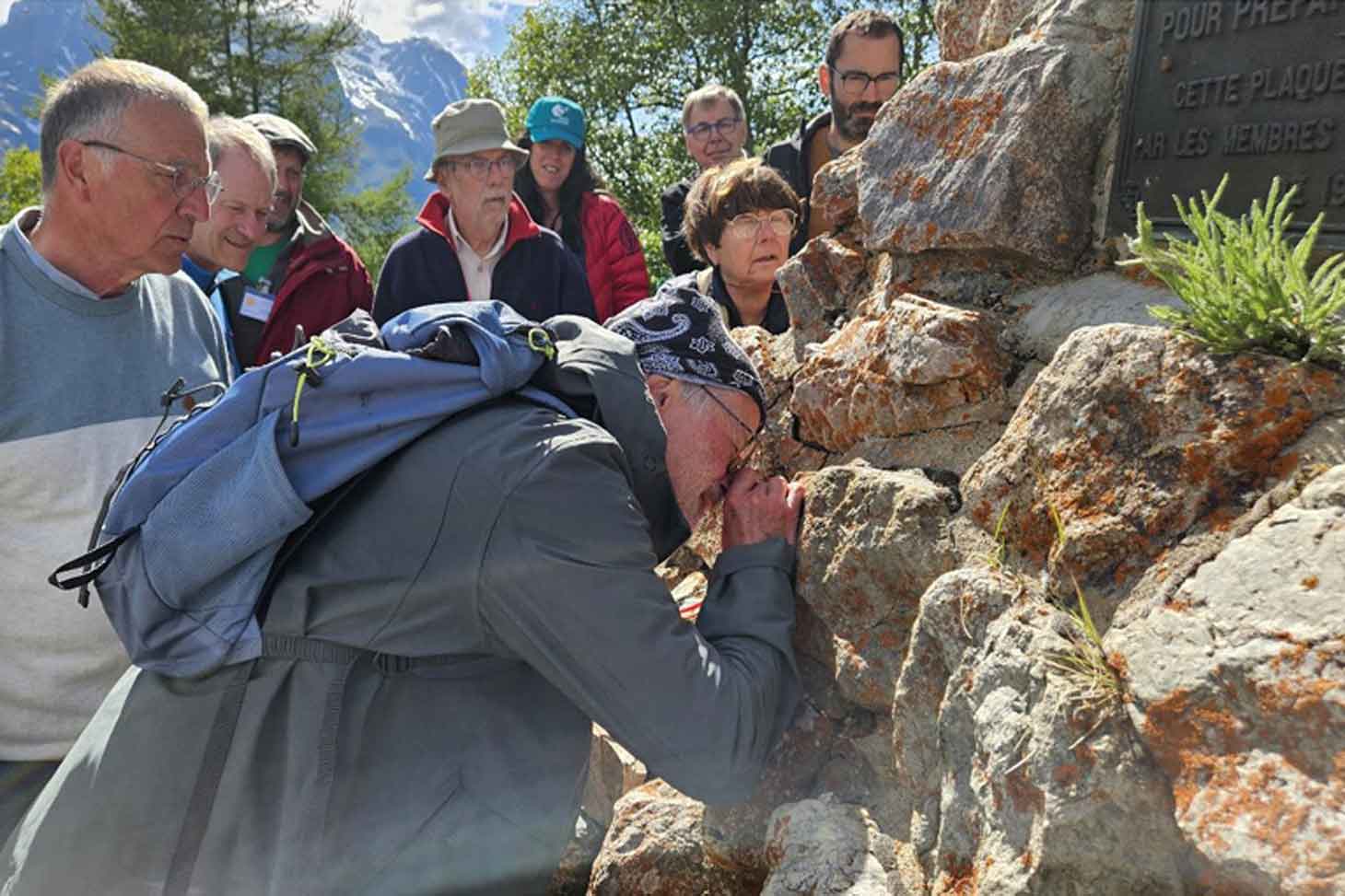 M. Grube, M. Bertrand, M. Vust, H. Cochini, O. Gonnet, U. Grube, J. Boustie, F. Guilloux and D. Vaudoré examining lichens at the Lautaret Alpine Garden (Photos: Elise Lebreton)