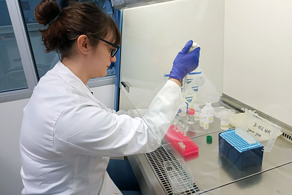 Francesca Schivalocchi entrain d'extraire l'ADN de ses échantillons