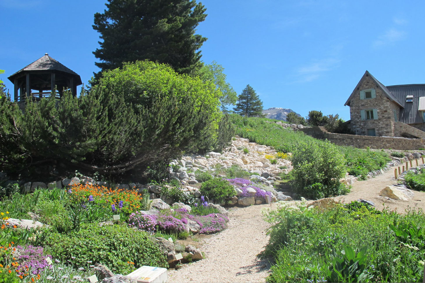 Vue du jardin du Lautaret entre le kiosque aux oiseaux et le chalet aux volets verts